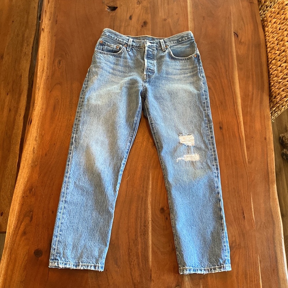 SALE! 🔥 Levi’s 501 cropped “Luxor distressed” jeans 28”x26”🤍